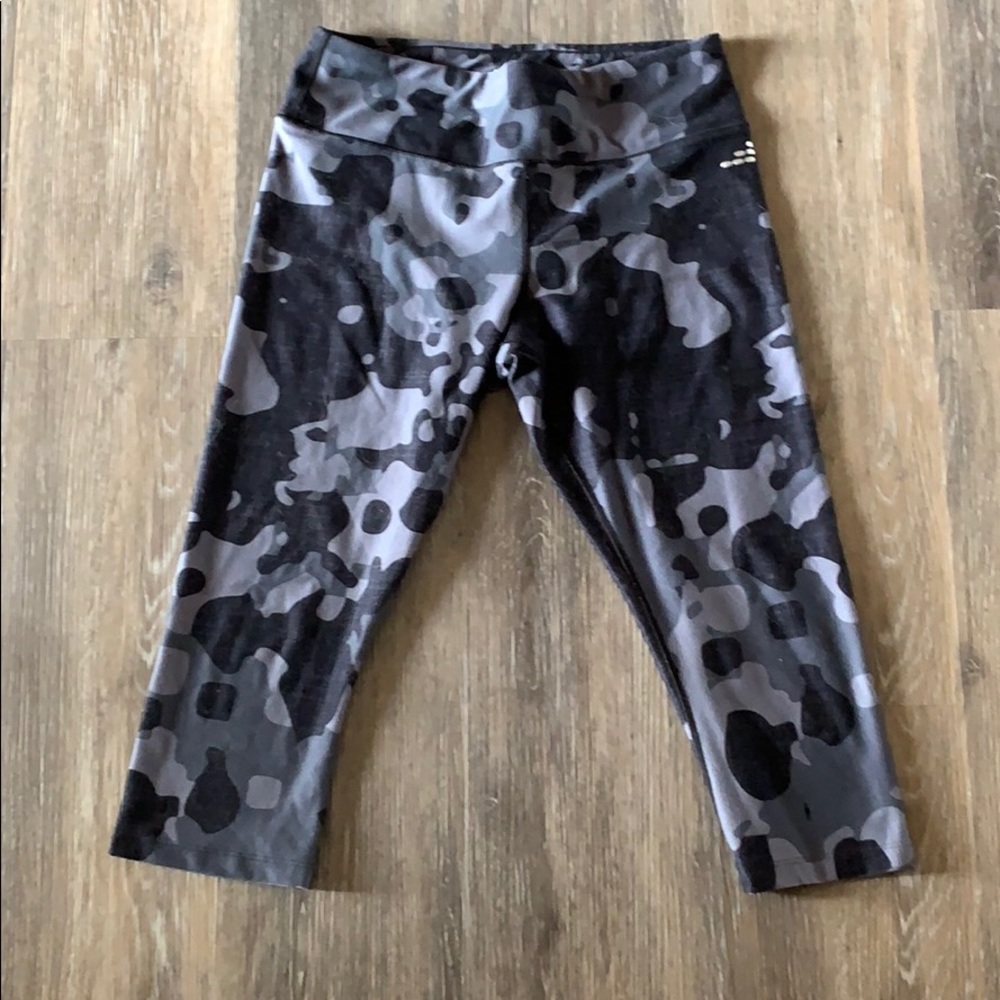 Camo cropped high rise leggings